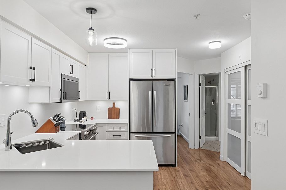 C3 332 Lonsdale Avenue North Vancouver, BC - 3