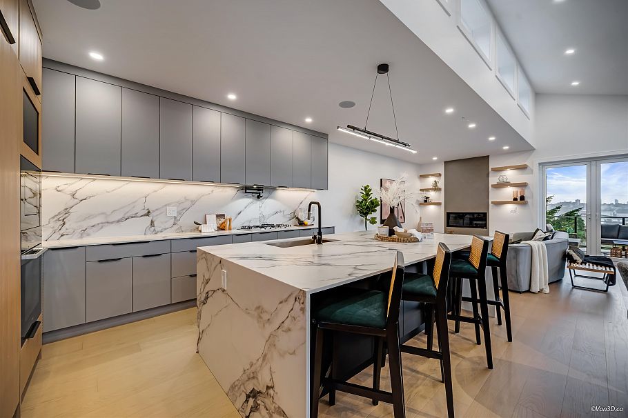 973 Adderley Street North Vancouver, BC - 11