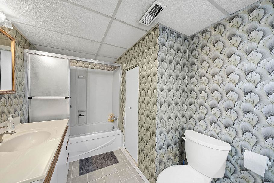 555 W 19th Avenue Vancouver, BC - 24