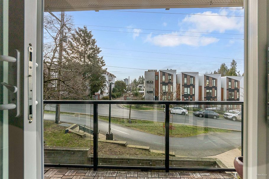 208 156 W 21st Street North Vancouver, BC - 21