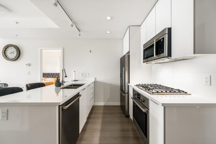 919 8699 Hazelbridge Way Richmond, BC - 3