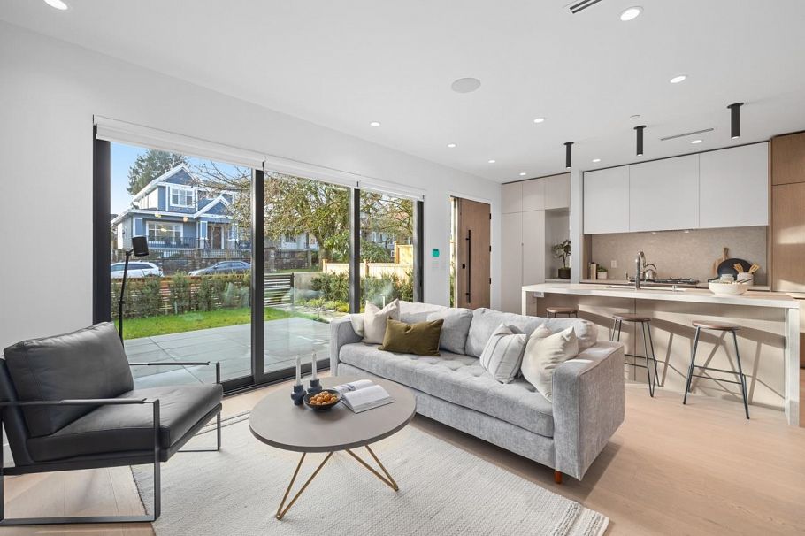 1 435 E 37th Avenue Vancouver, BC - 2