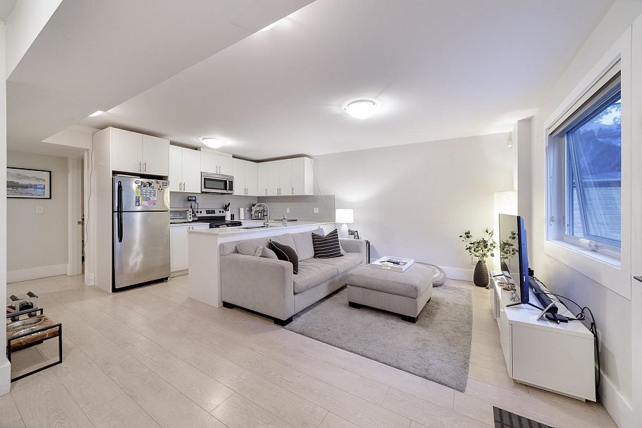 517 Granada Crescent North Vancouver, BC - 30