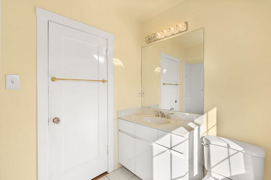 1537 W 40th Avenue Vancouver, BC - 35