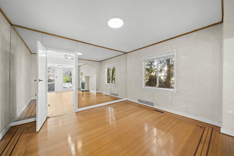 555 W 19th Avenue Vancouver, BC - 8