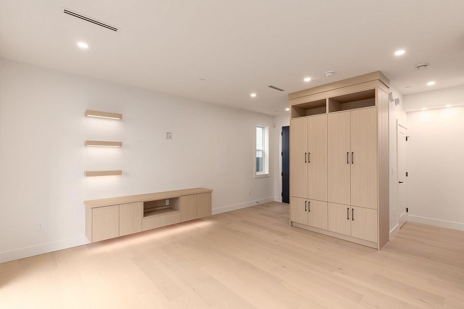 2 3508 E Pender Street Vancouver, BC - 4