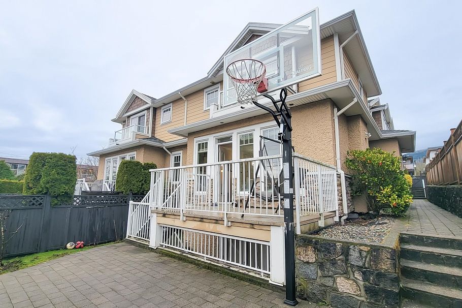 203 E 18th Street North Vancouver, BC - 25