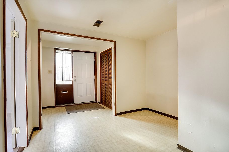 2579 E Pender Street Vancouver, BC - 3