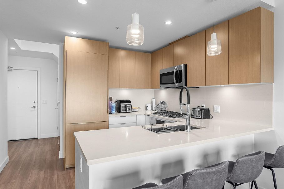 611 108 E 8th Street North Vancouver, BC - 3