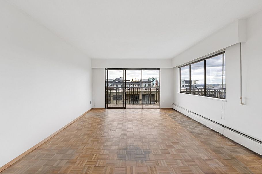 211 155 E 5th Street North Vancouver, BC - 2