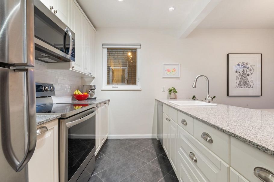 103 W 15th Avenue Vancouver, BC - 9