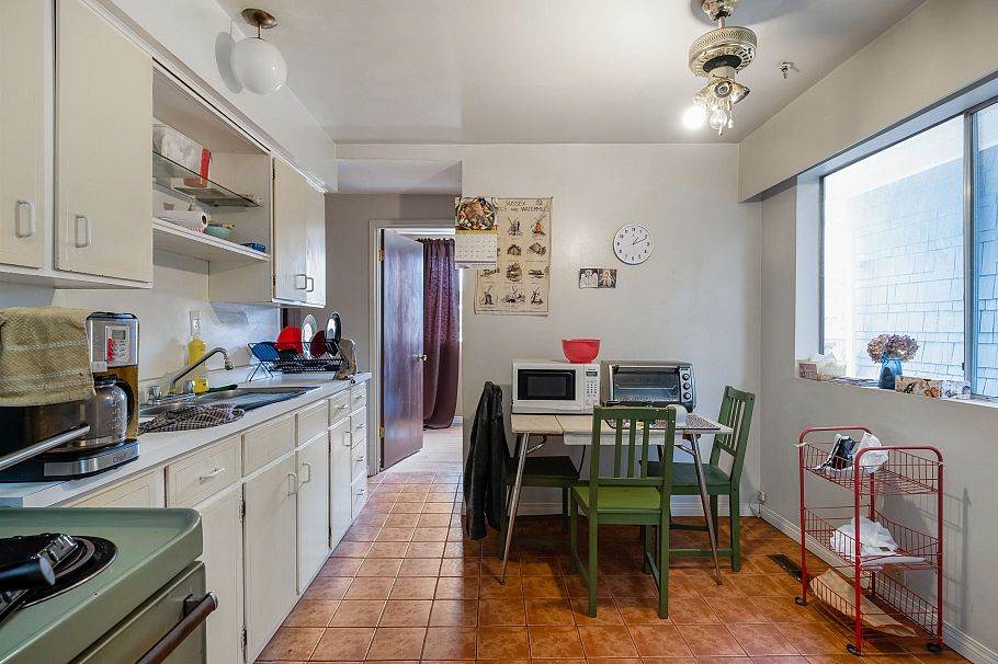 1021 E 14th Avenue Vancouver, BC - 4