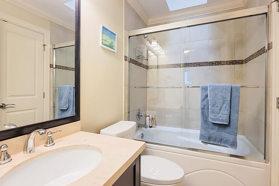 203 E 18th Street North Vancouver, BC - 18