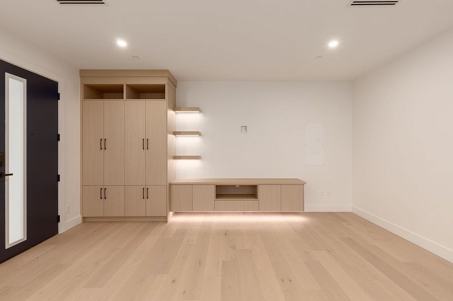 1 3506 E Pender Street Vancouver, BC - 2