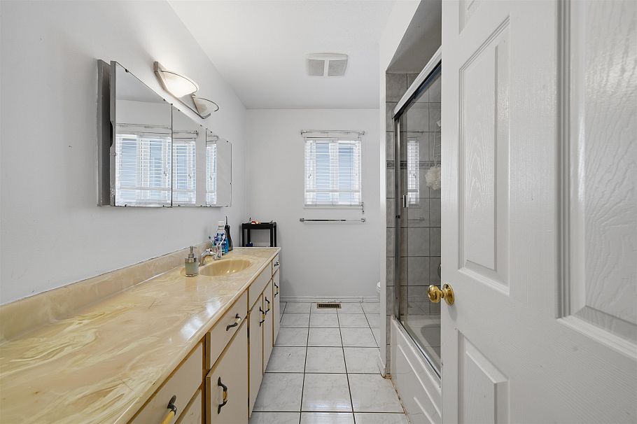 154 E 64th Avenue Vancouver, BC - 18