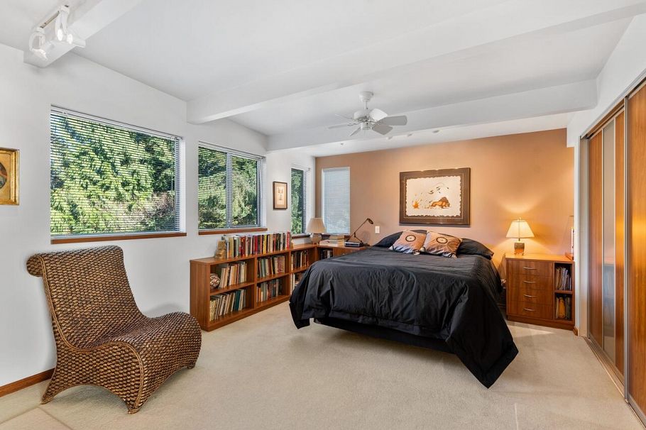 1588 Merlynn Crescent North Vancouver, BC - 25