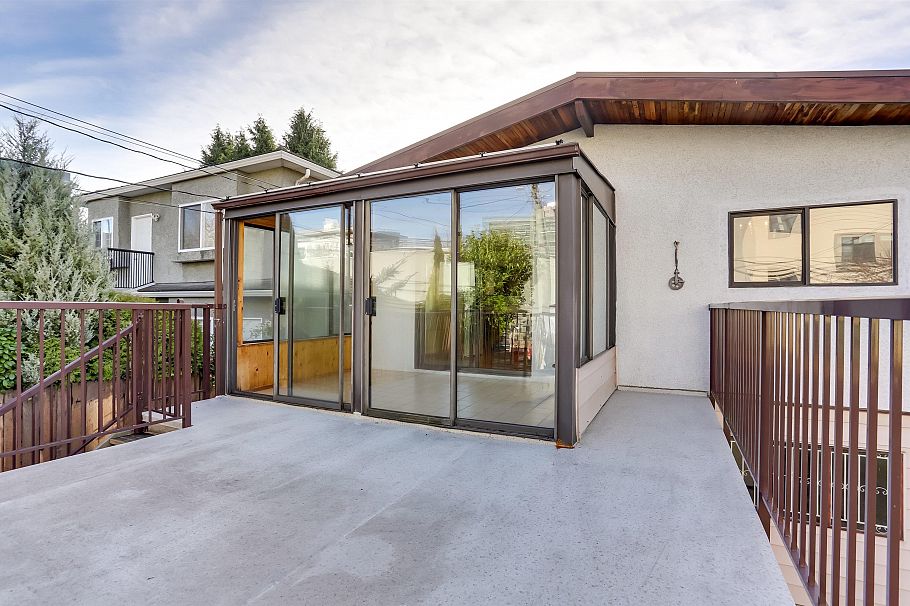 2579 E Pender Street Vancouver, BC - 32