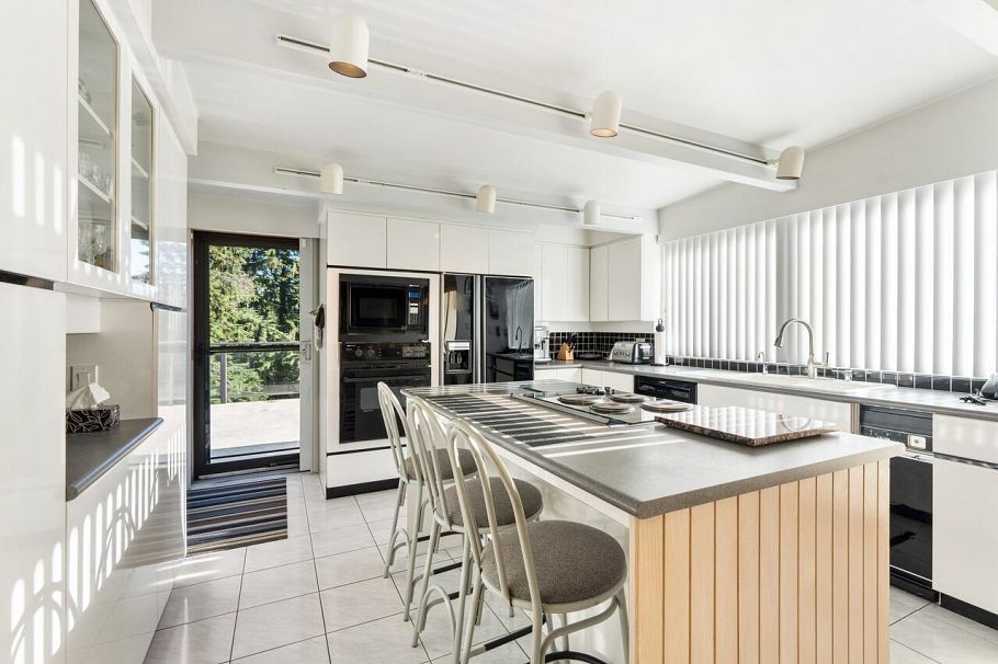 1588 Merlynn Crescent North Vancouver, BC - 20