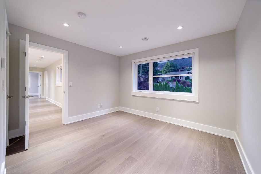 517 Granada Crescent North Vancouver, BC - 25