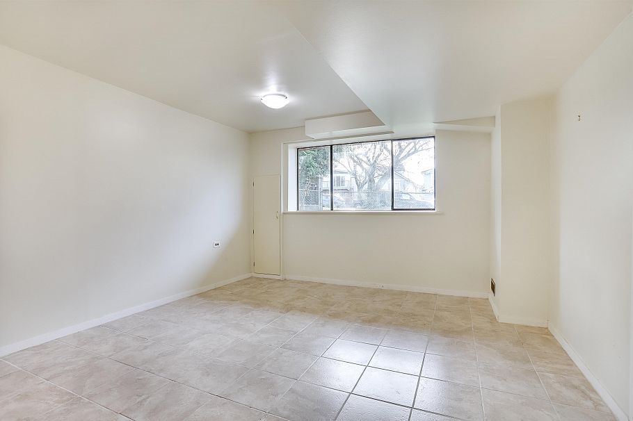 2579 E Pender Street Vancouver, BC - 26