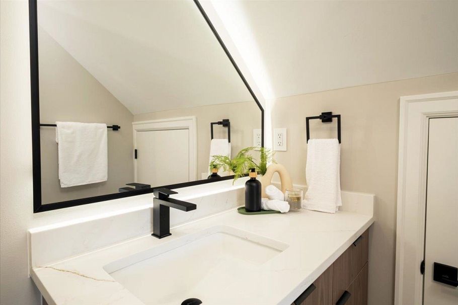 2 6061 Sherbrooke Street Vancouver, BC - 9