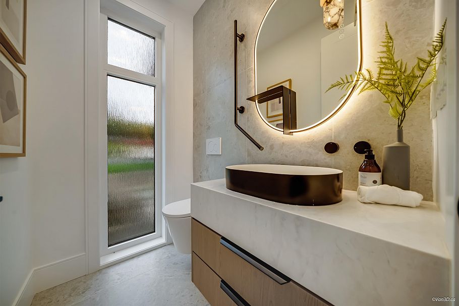 973 Adderley Street North Vancouver, BC - 8