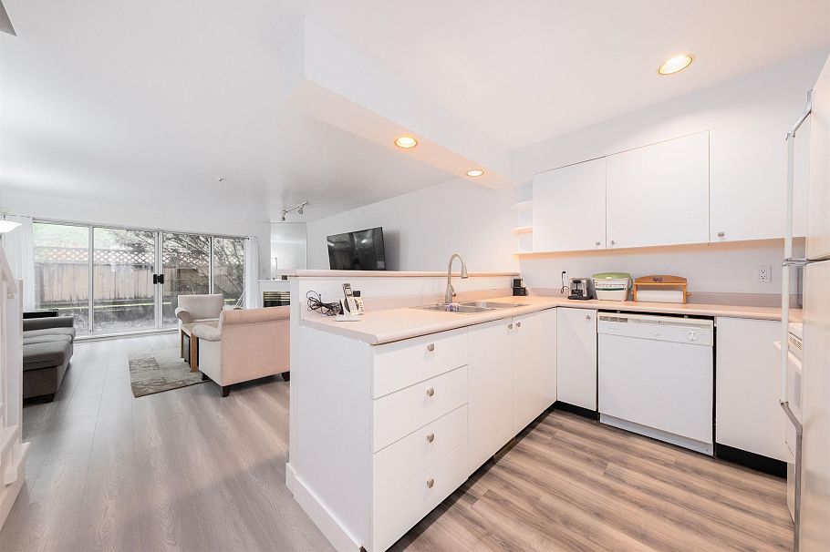 3371 Fieldstone Avenue Vancouver, BC - 2