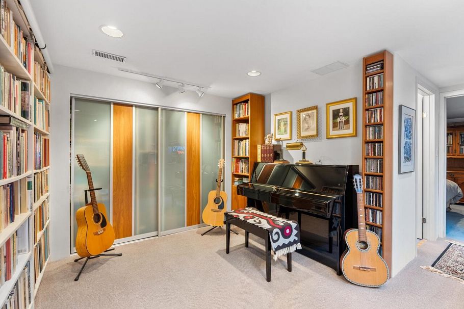 1588 Merlynn Crescent North Vancouver, BC - 10