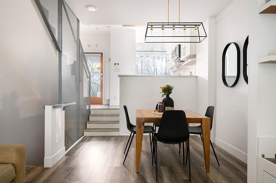 396 E 15th Avenue Vancouver, BC - 5