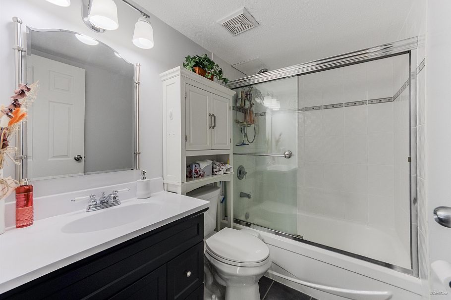 208 156 W 21st Street North Vancouver, BC - 18