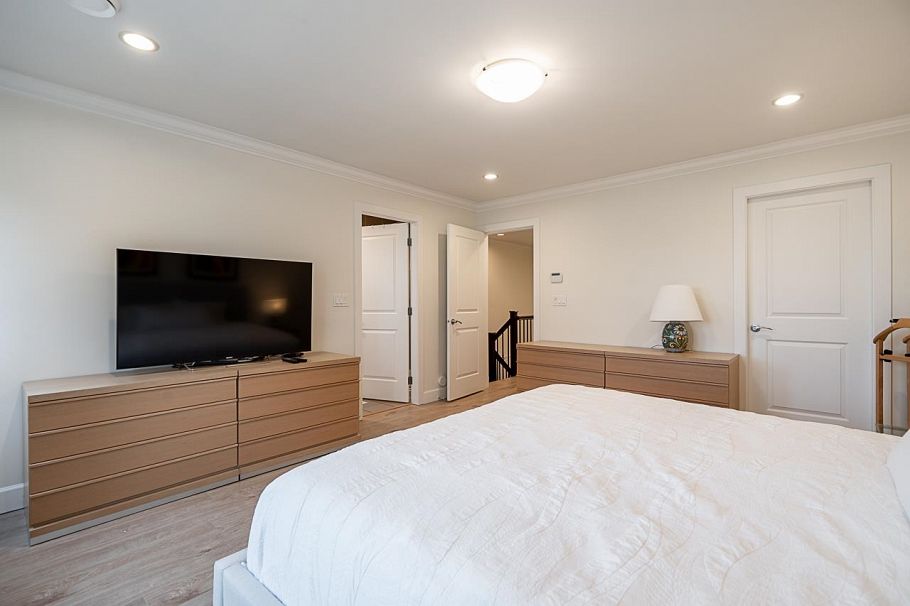 359 E 13th Street North Vancouver, BC - 18