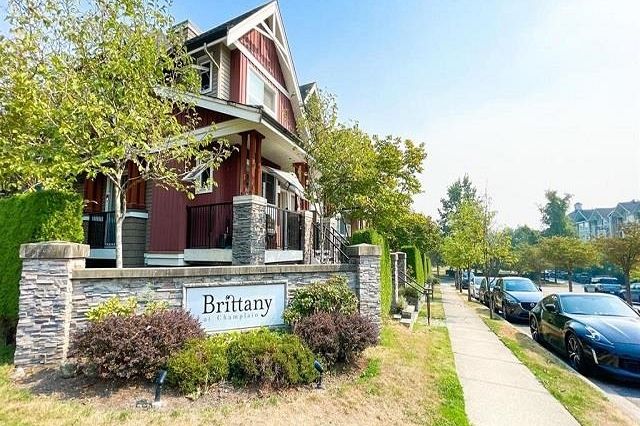 401 7088 Mont Royal Square Vancouver, BC - 1