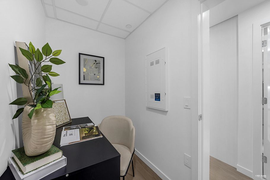 402 8415 Granville Street Vancouver, BC - 8