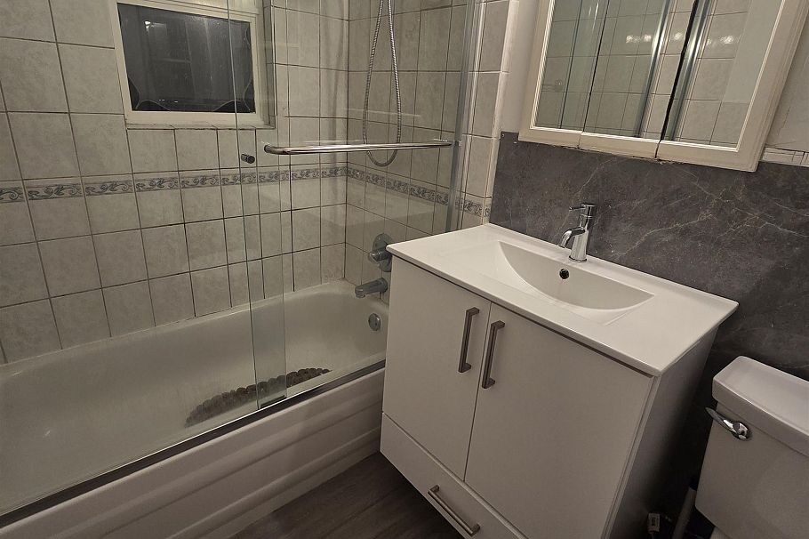 123 E 64th Avenue Vancouver, BC - 16