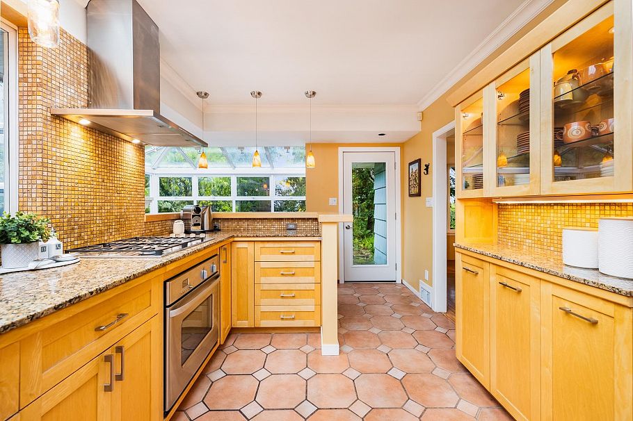 1090 W Keith Road North Vancouver, BC - 13