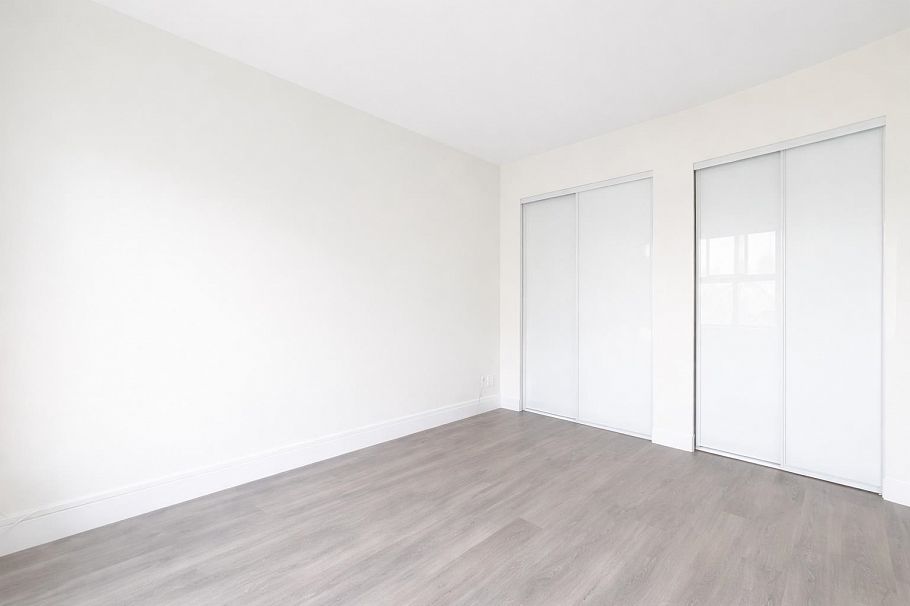 401 7088 Mont Royal Square Vancouver, BC - 11