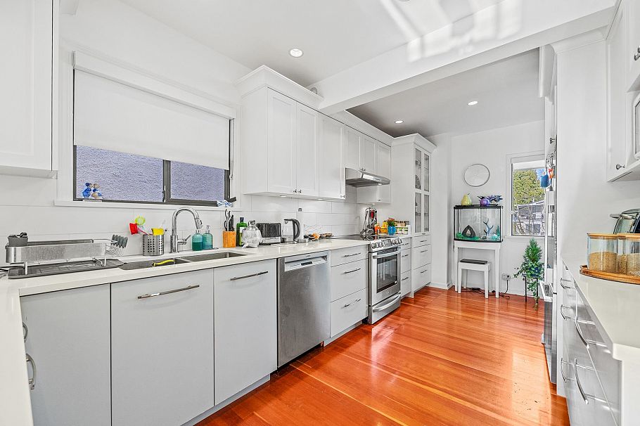 3576 W 17th Avenue Vancouver, BC - 5