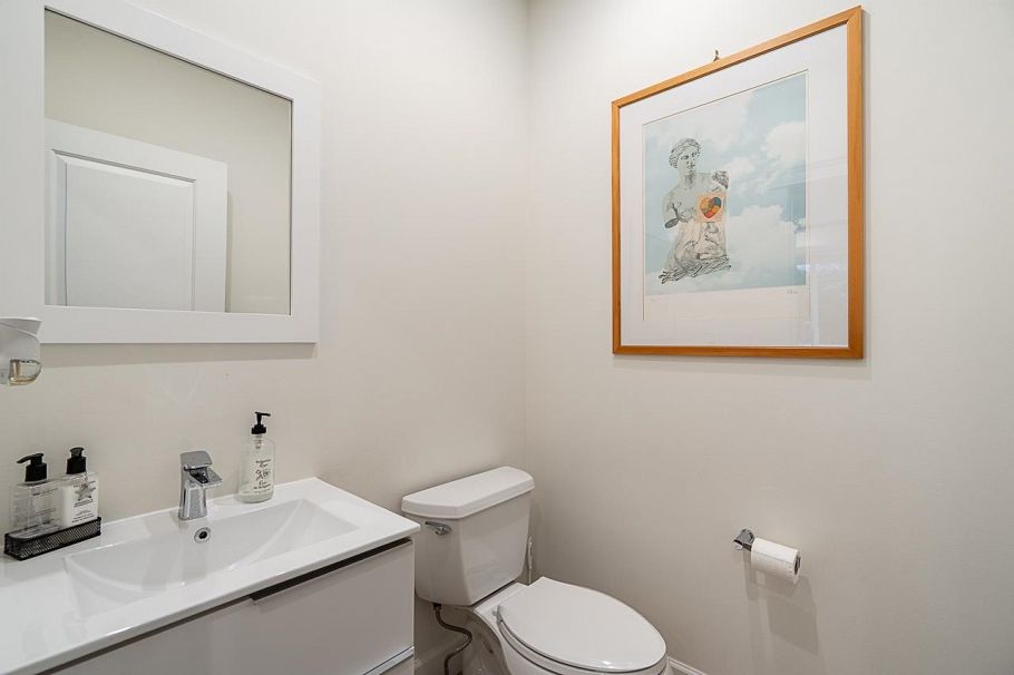 359 E 13th Street North Vancouver, BC - 16