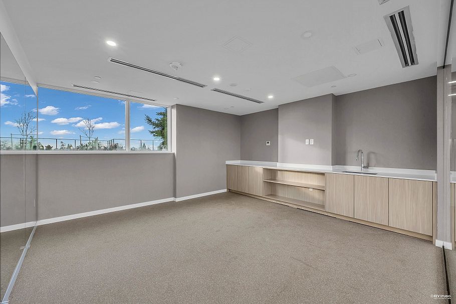 305 8415 Granville Street Vancouver, BC - 4