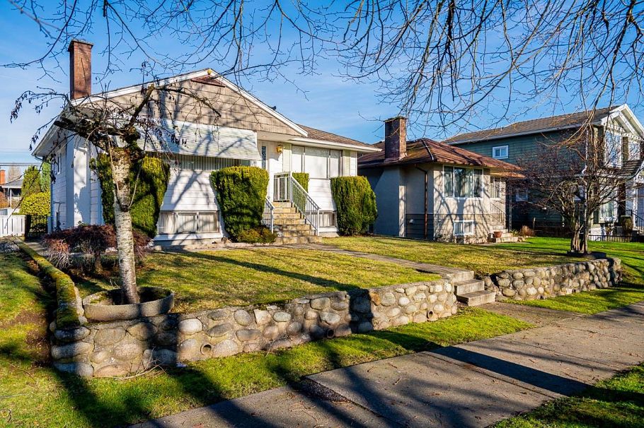 2655 E 53 Avenue Vancouver, BC - 1