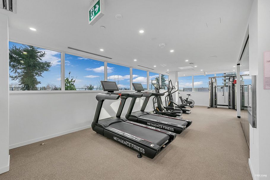 305 8415 Granville Street Vancouver, BC - 5