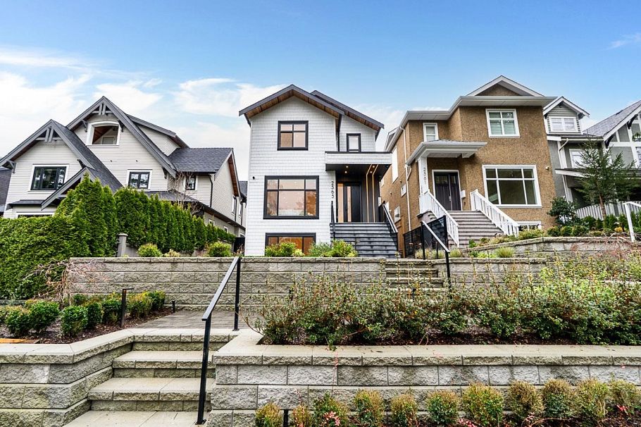 2565 W 2nd Avenue Vancouver, BC - 2