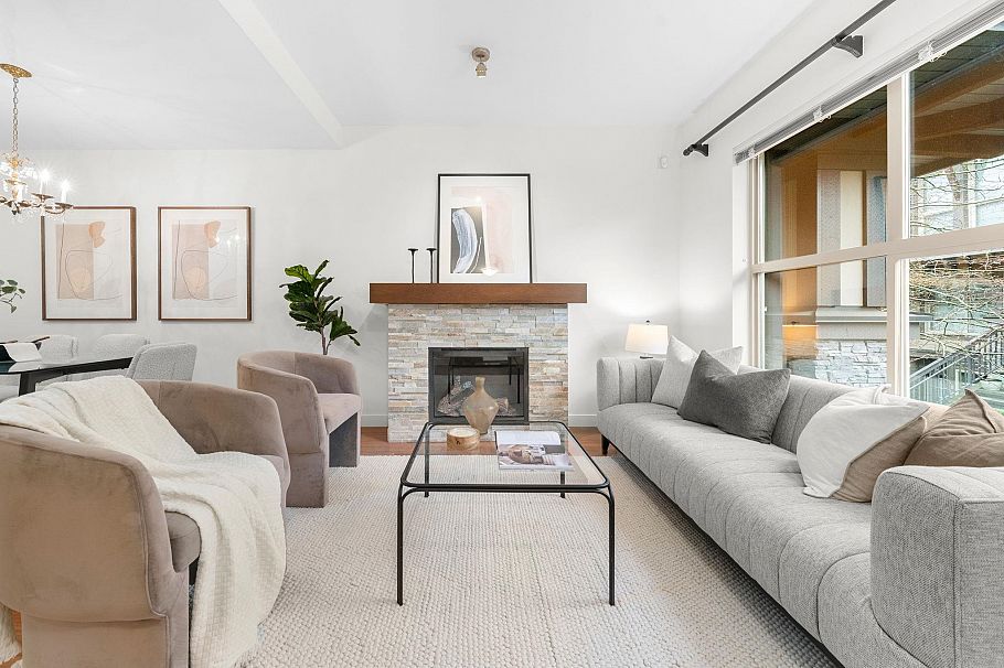 4 307 E 15th Street North Vancouver, BC - 1