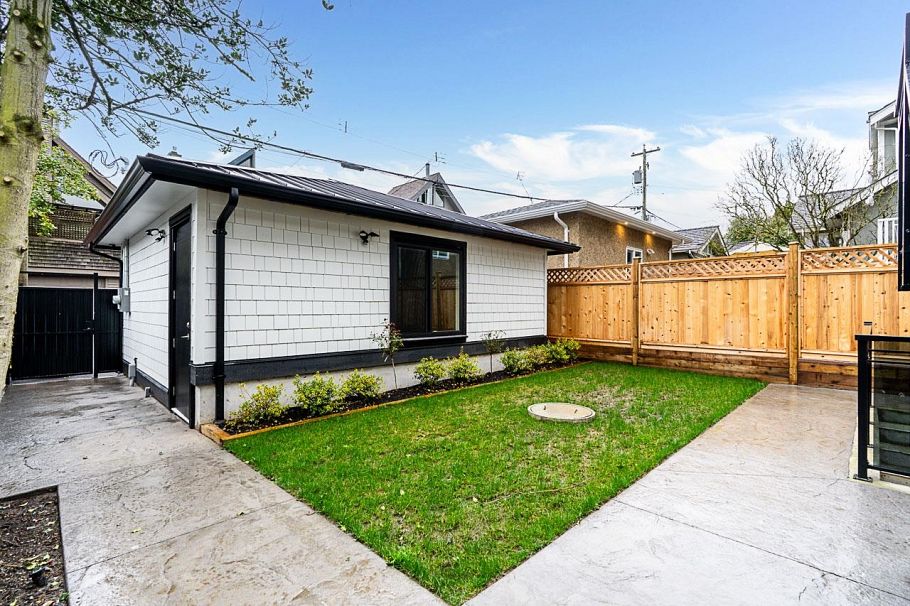 2565 W 2nd Avenue Vancouver, BC - 35