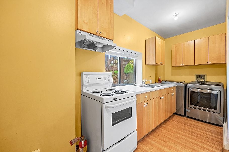 3576 W 17th Avenue Vancouver, BC - 20