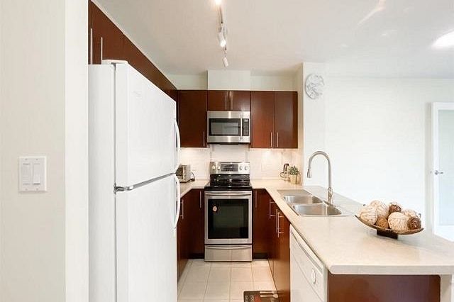 401 7088 Mont Royal Square Vancouver, BC - 9