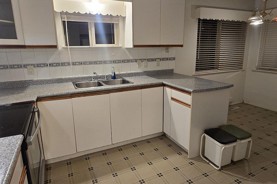 123 E 64th Avenue Vancouver, BC - 8