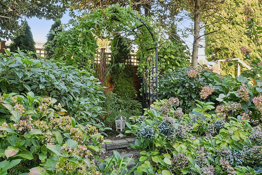 333 E Keith Road North Vancouver, BC - 33