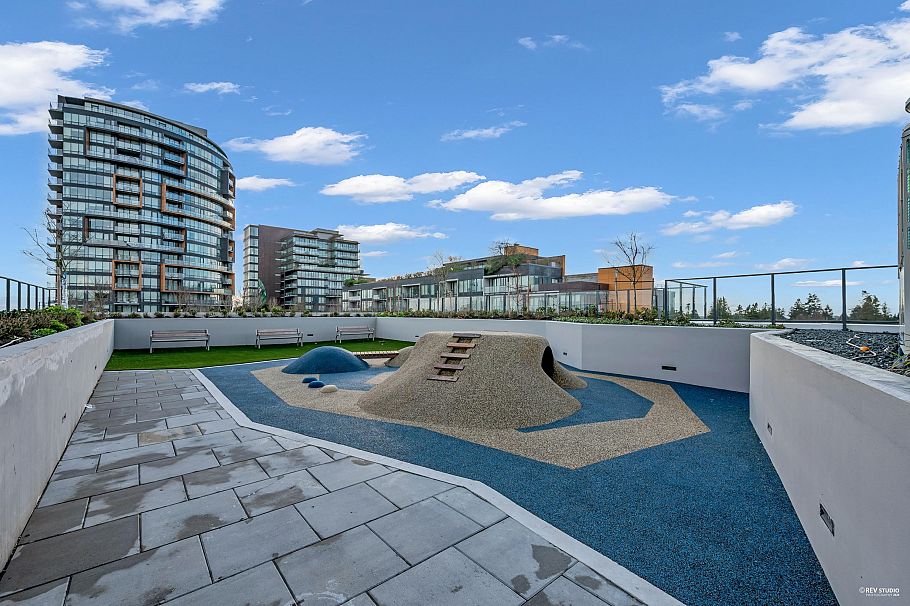 305 8415 Granville Street Vancouver, BC - 8