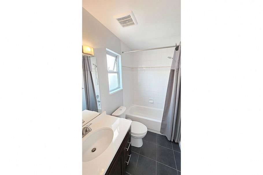 303 131 W 20th Street North Vancouver, BC - 21